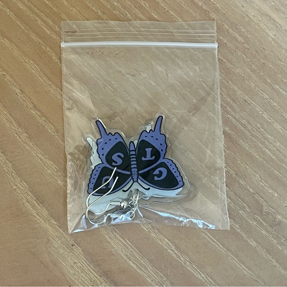 *NEW* OLIVIA RODRIGO Themed GUTS Butterfly Earrings - Picture 4 of 6